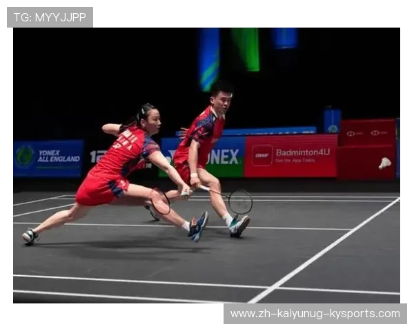 羽毛球双打接球姿势